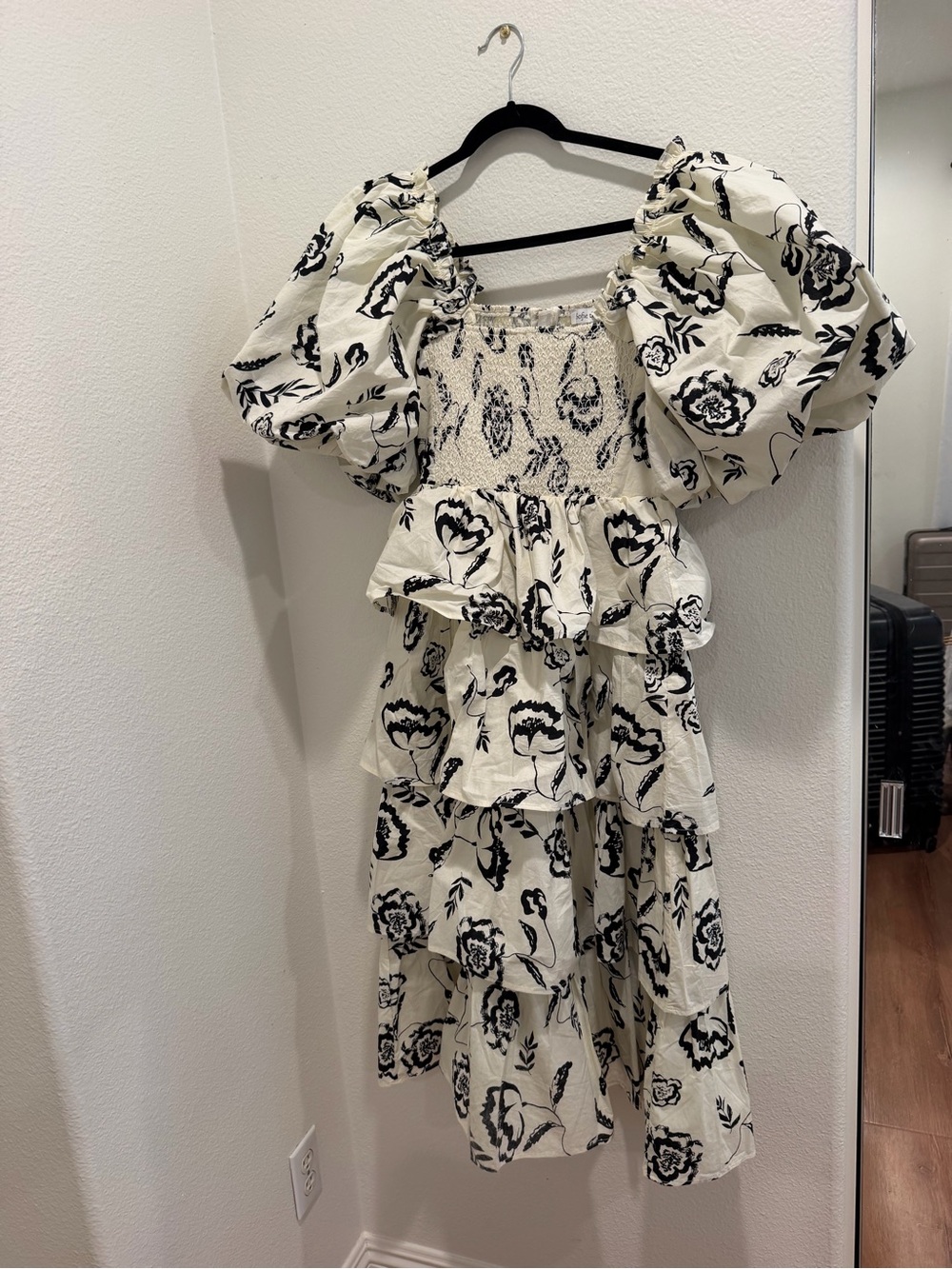 🆕 Black + White Puff Sleeves Floral Maxi Dress (Size M)